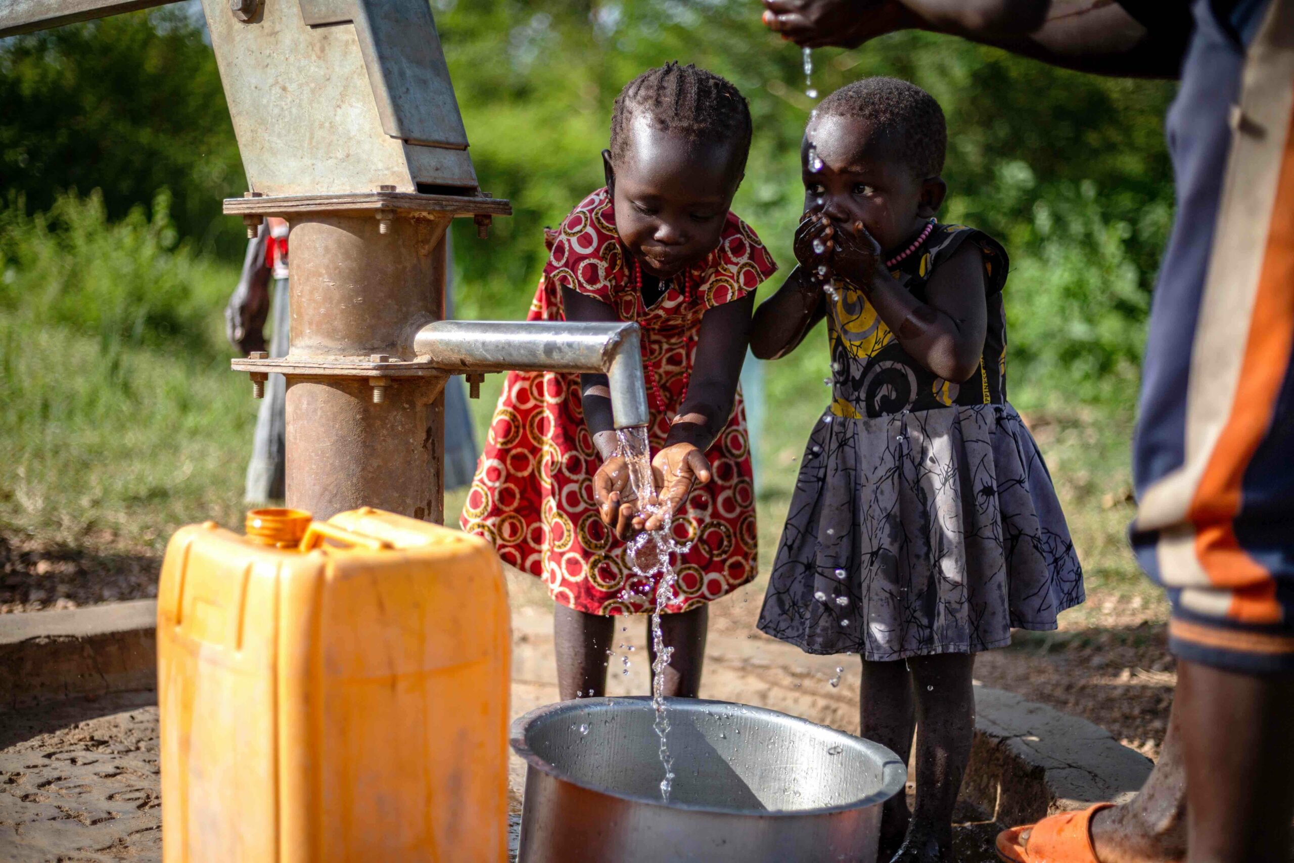 Mädchen in Uganda trinken sauberes Wasser